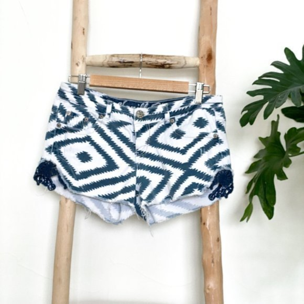 VANILLA STAR Distressed Motif Print Cut-Off Denim Shorts w/ Crochet Sides‎ Sz 9